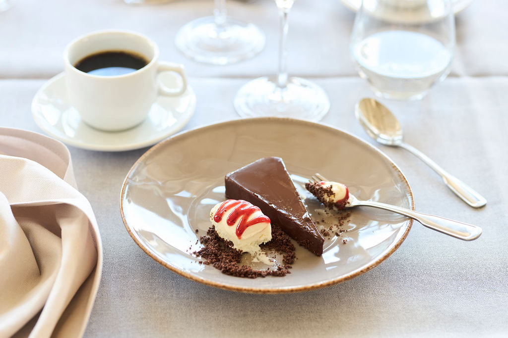 Dessert med choklad, glass och hallonsås på Höllviksnäs restaurang