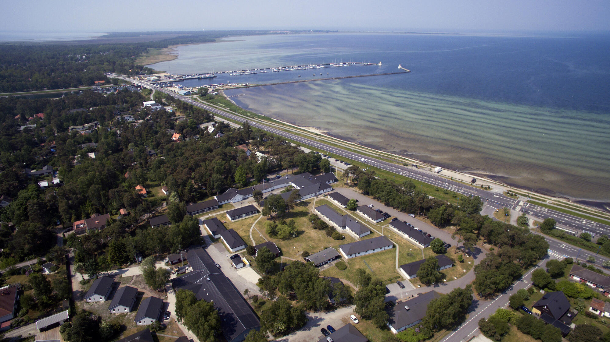 Flygbild över Höllviksnäs nära havet, hamnen och kustlinjen i Höllviken