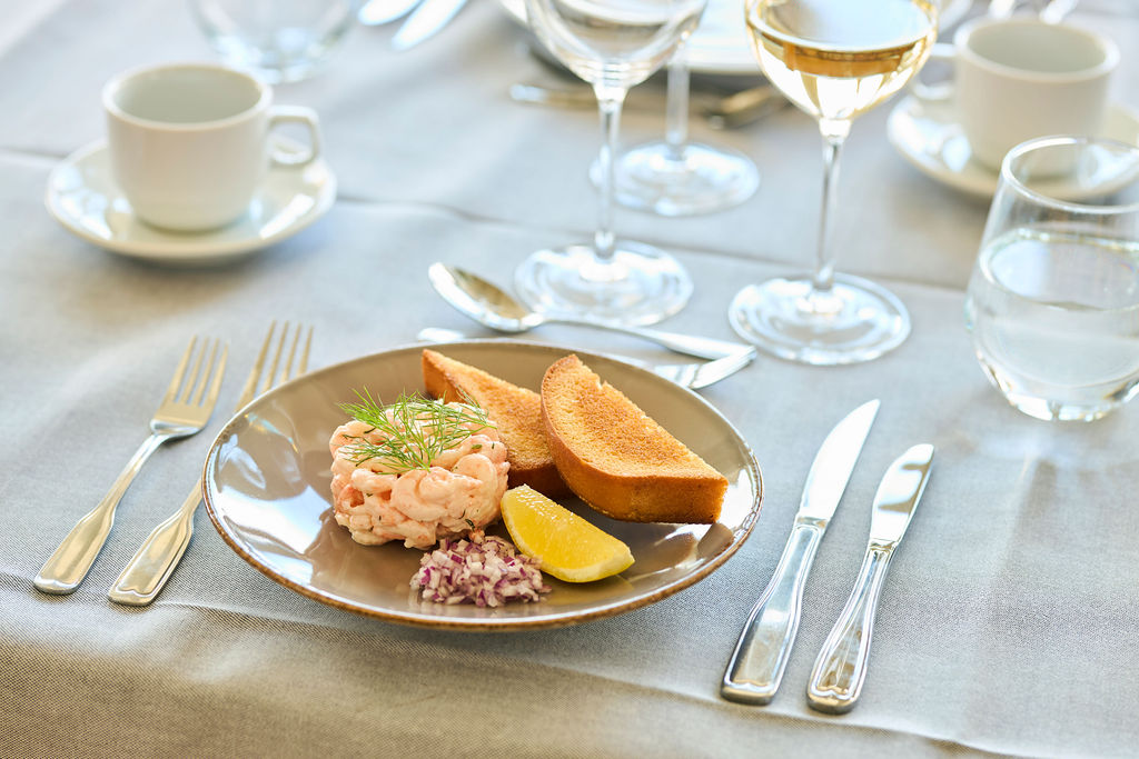 Förrätt med räkor och toast i restaurangen på Höllviksnäs