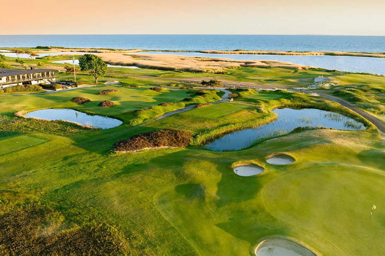 Golf nära Höllviksnäs i Höllviken med havsutsikt, greener och vattenhinder
