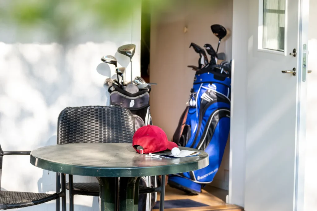 Golfutrustning vid hotellrum på Höllviksnäs för gäster nära golf och natur