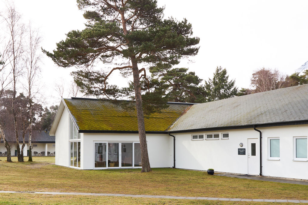 Höllviksnäs huvudbyggnad med restaurang och grönskande omgivningar