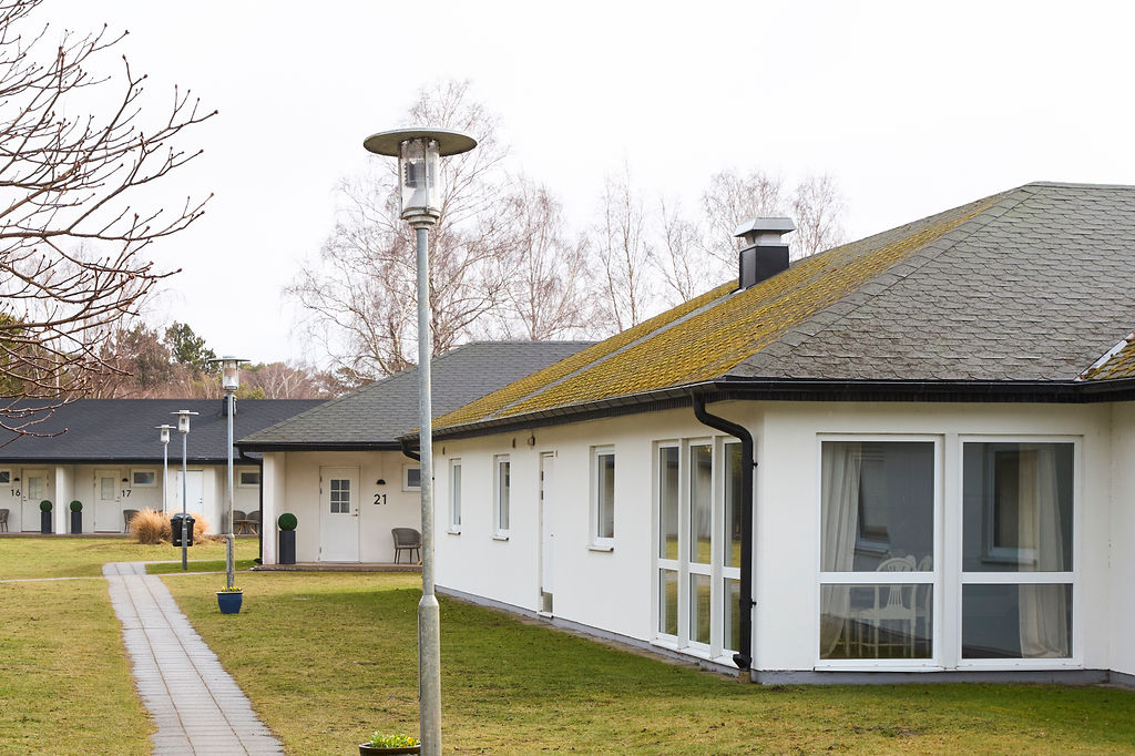 Hotellrum i markplan på Höllviksnäs med gångväg och lugn trädgårdsmiljö
