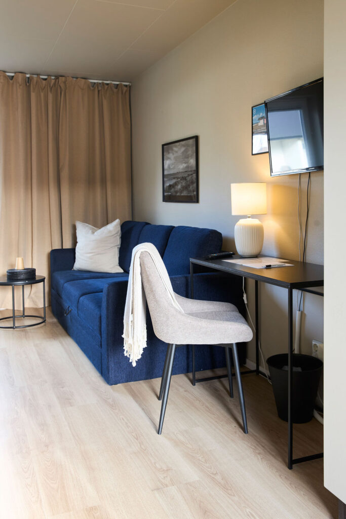 Hotellrum på Höllviksnäs i Höllviken med bäddsoffa, arbetsplats och tv