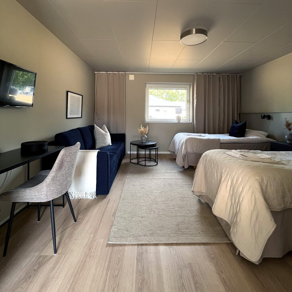 Hotellrum på Höllviksnäs i Höllviken med två bäddar, soffa och skrivbord