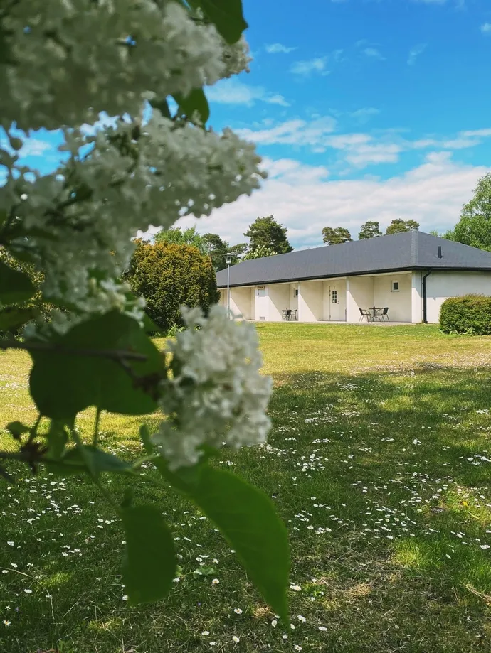 Hotellrum på Höllviksnäs i Höllviken med uteplats mot gräsyta och blommande natur