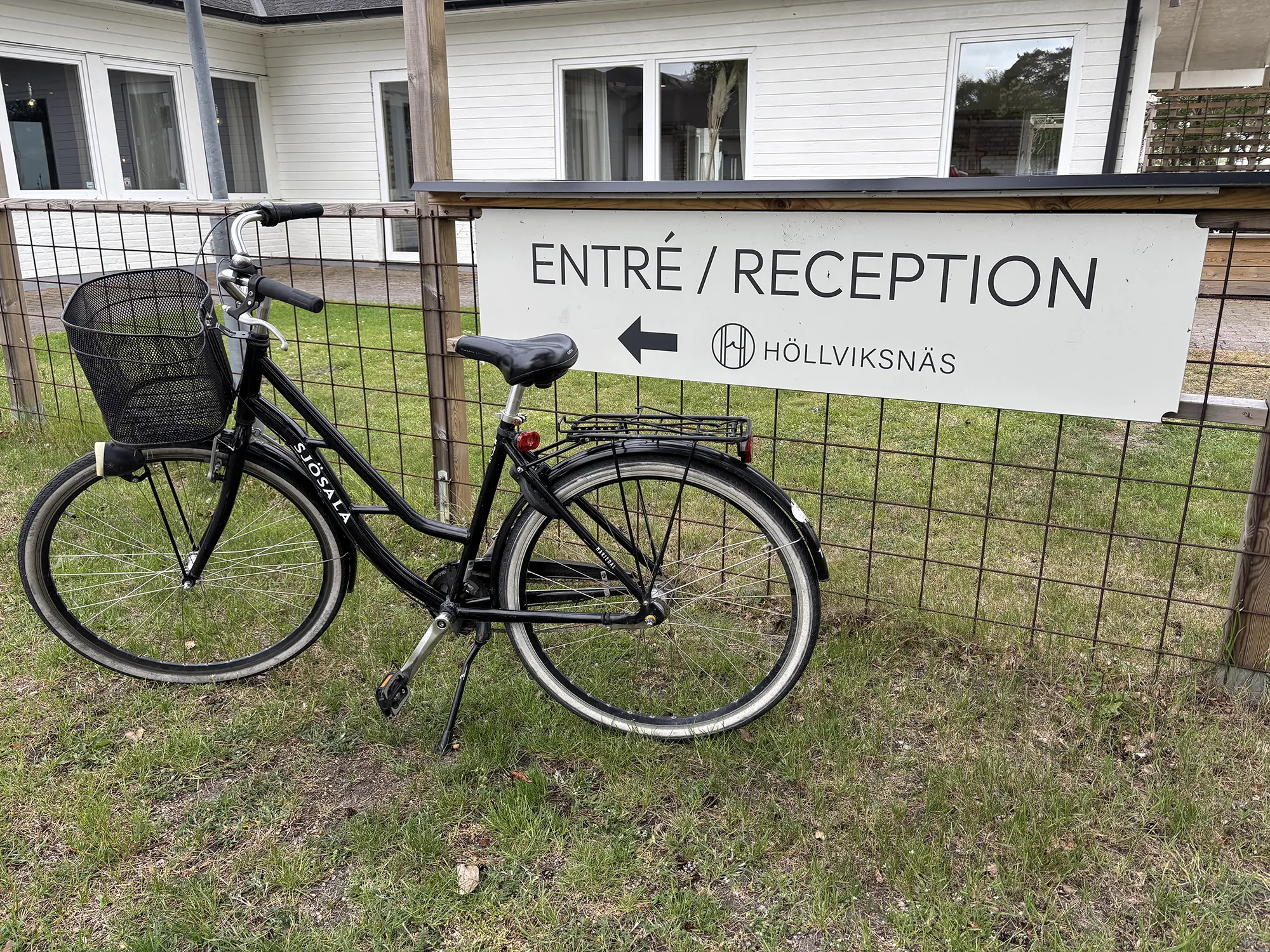Hyrcykel utanför höllviksnäs entré och reception