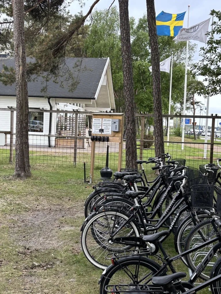Hyrcyklar utanför höllviksnäs entré