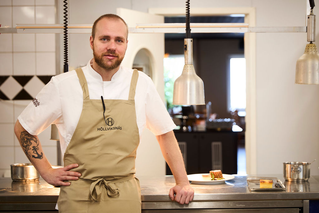 Kock på Höllviksnäs framför upplagade rätter i restaurangköket