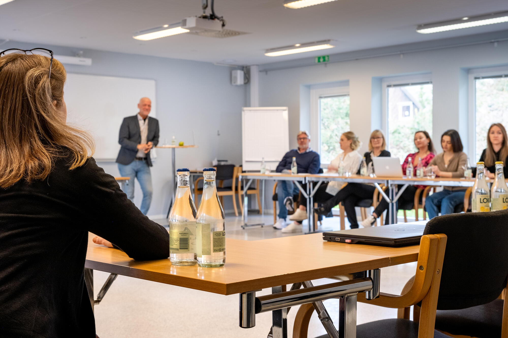 Konferens på Höllviksnäs med föreläsning, projektor och gruppdiskussion