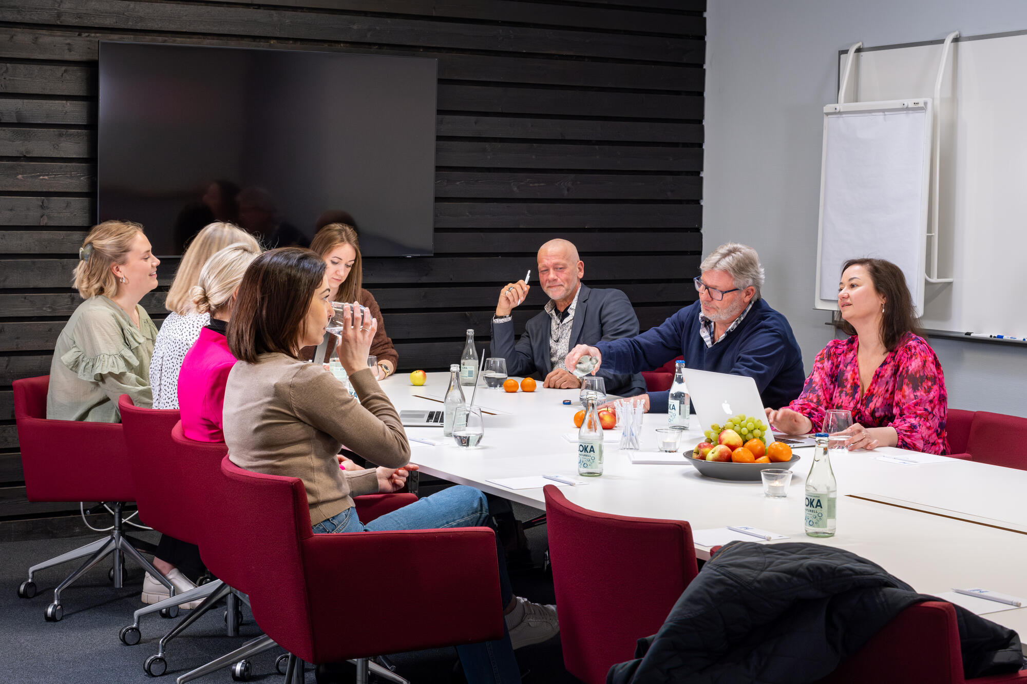 Konferensmöte på Höllviksnäs med deltagare runt bord i modernt mötesrum