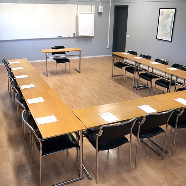 Konferensrum Ravlunda på Höllviksnäs med u sittning, whiteboard och plats för workshops