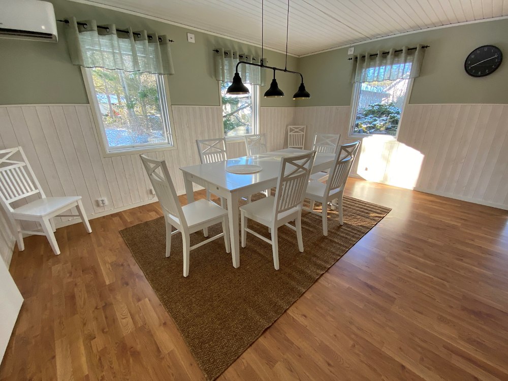 Ljus matplats i villa på Höllviksnäs med plats för familj och sällskap