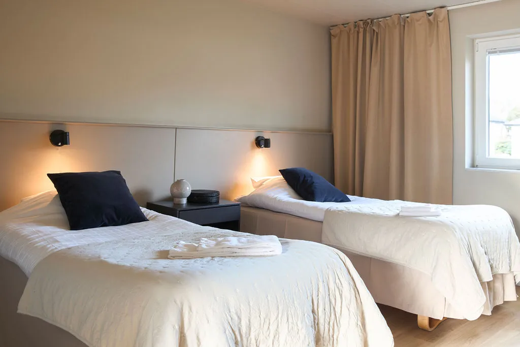 Ljust hotellrum på Höllviksnäs i Höllviken med två enkelsängar 2