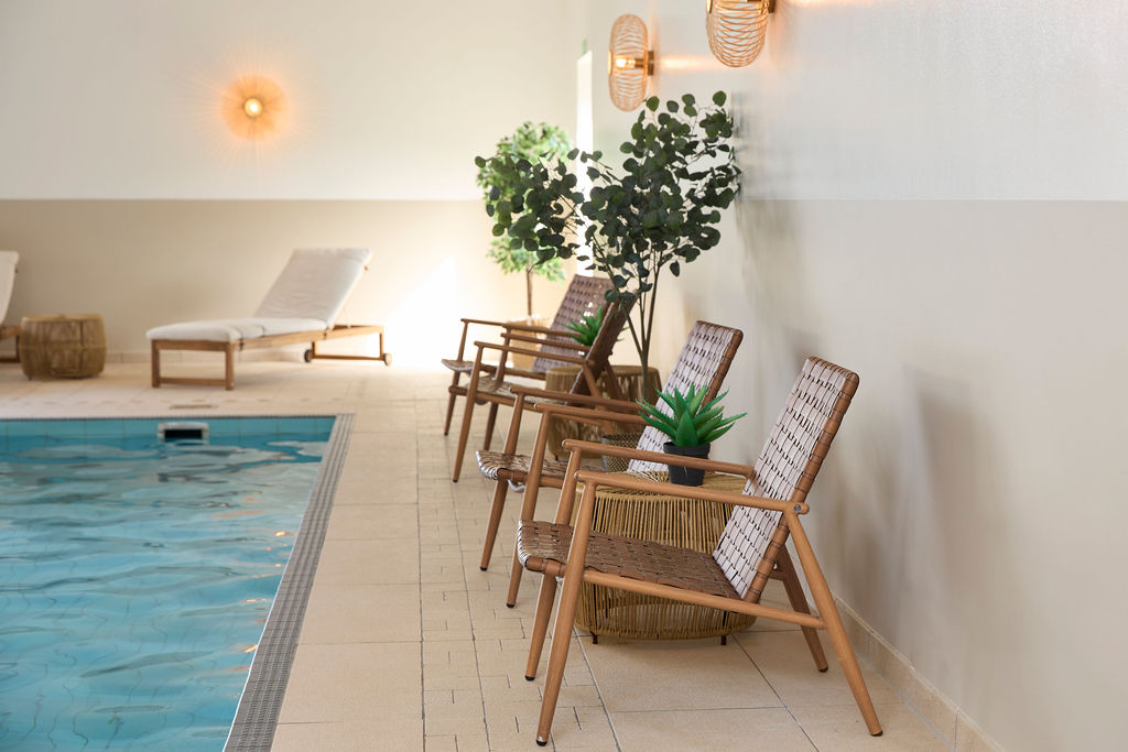 Relaxavdelning på Höllviksnäs i Höllviken med pool och sittplatser för avkoppling