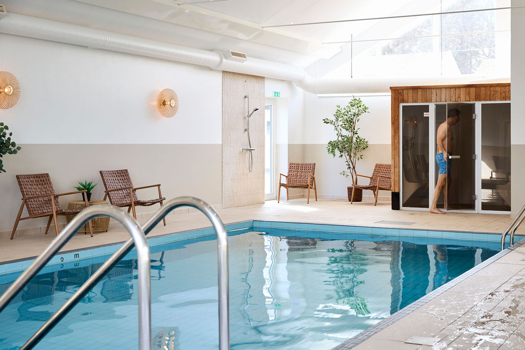 Relaxavdelning på Höllviksnäs med inomhuspool, bastu och sittplatser