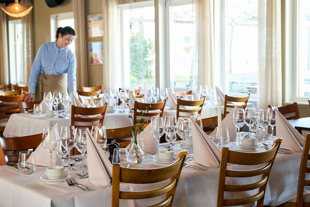 Restaurang på Höllviksnäs i Höllviken med dukade bord inför middag eller konferens