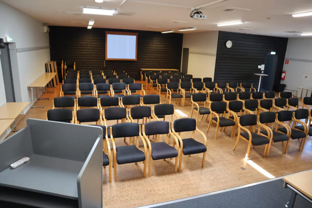Större konferenslokal på Höllviksnäs med biosittning för föreläsning och presentation Altona – konferenslokal för upp till 150 personer