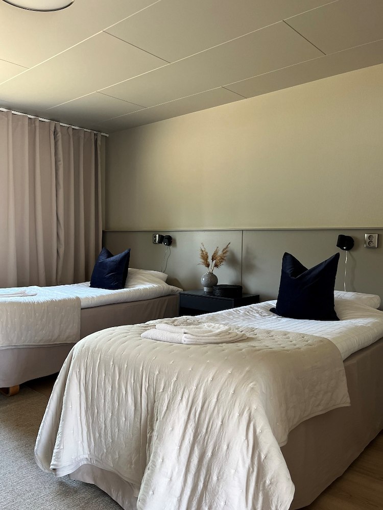 Trippelrum på Höllviksnäs med bäddade enkelsängar och lugn hotellkänsla
