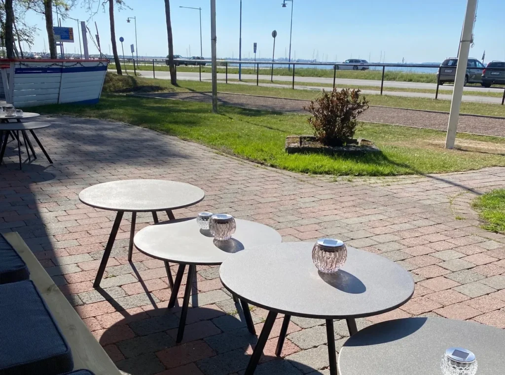 Uteplats vid Höllviksnäs med utsikt mot havet i Höllviken