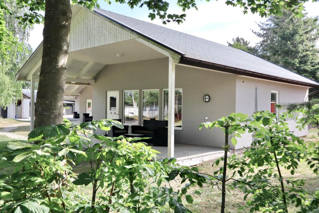 Villa på Höllviksnäs med möblerad uteplats i lugn och grön miljö